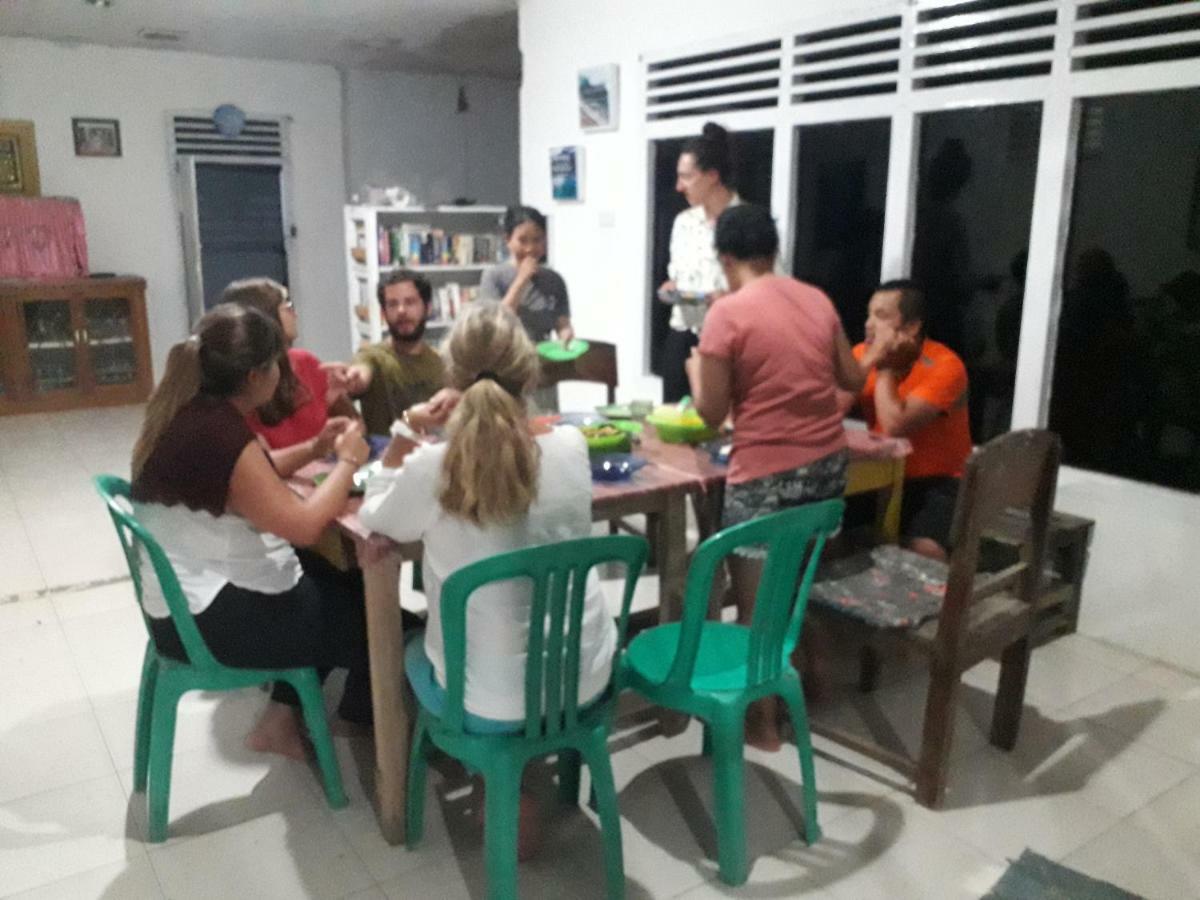 Harry & Mimin Homestay Горонтало Экстерьер фото